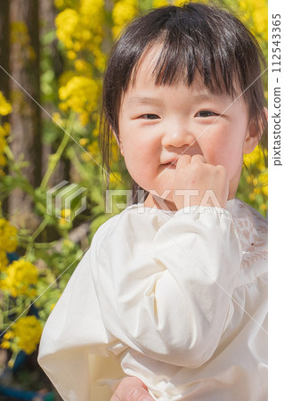幼兒在油菜田玩耍 幼兒在油菜田玩耍 112543365