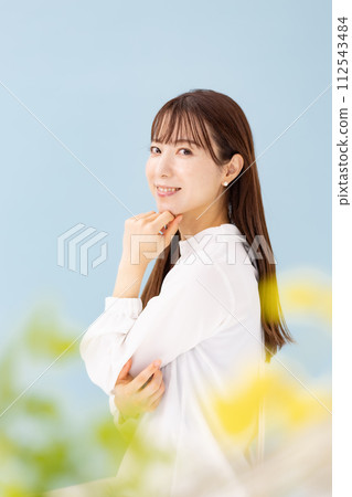 美麗的女人藍色後面前面散景 美麗的女人藍色後面前面散景 112543484