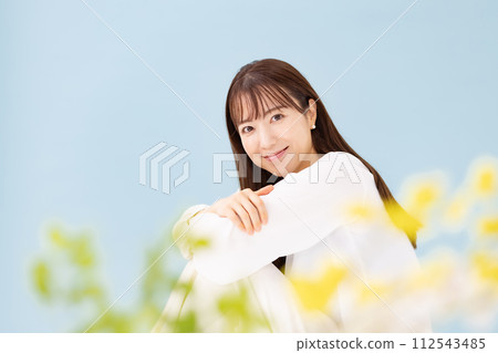 美麗的女人藍色後面前面散景 112543485