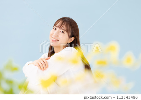 Beauty Woman Blue Back Front Bokeh 112543486