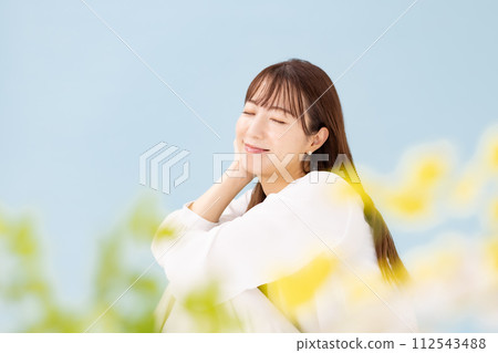 美麗的女人藍色後面前面散景 112543488