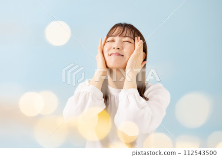 美麗的女人藍色後面前面散景 112543500