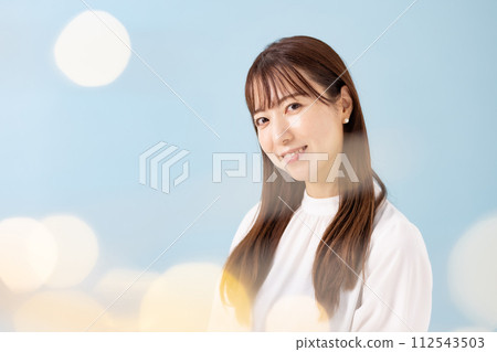 美麗的女人藍色後面前面散景 112543503