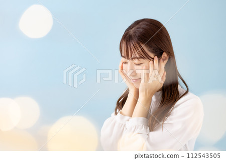 美麗的女人藍色後面前面散景 112543505