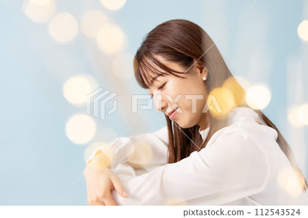 美麗的女人藍色後面前面散景 112543524