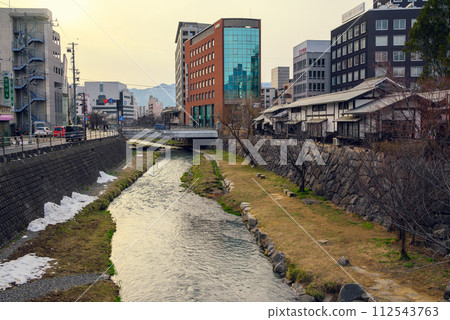 在繩手街旁流動的女鳥羽川和松本的城市景觀[夜景] 112543763