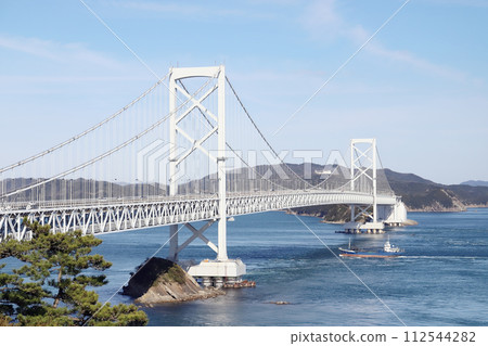 從鳴門公園大茶屋展望台看到的大鳴門大橋(鳴門海峽、兵庫縣、德島縣) 從鳴門公園大茶屋展望台看到的大鳴門大橋(鳴門海峽、兵庫縣、德島縣) 112544282