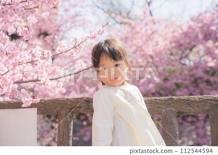 看櫻花的女孩 看櫻花的女孩 112544594