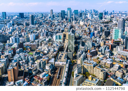 日本東京城市景觀：澀谷正在改變。澀谷的摩天大樓櫻丘口再開發大樓完工...甚至可以看到火車 112544798