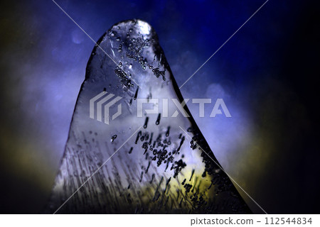 冰塊溶化現象的特寫鏡頭 冰塊溶化現象的特寫鏡頭 112544834