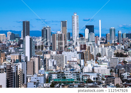 日本池袋副中心的東京城市景觀。 Sunshine 60 和塔樓公寓景觀 = 3 月 10 日 112547926