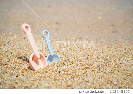 Children's shovel on the beach 112548105