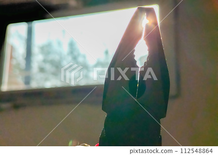 A manufacturing defect in the form of a gap that remains when the jaws of the tool are compressed to the end of the jaws. Non-compliance with existing standards in toolmaking A manufacturing defect in the form of a gap that remains when the jaws of the tool are compressed to the end of the jaws. Non-compliance with existing standards in toolmaking 112548864