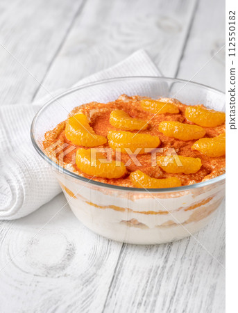 Mandarin orange tiramisu 112550182