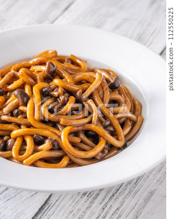 Udon noodles with mushrooms 112550225