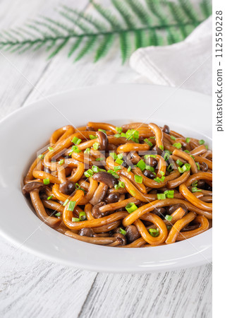 Udon noodles with mushrooms 112550228