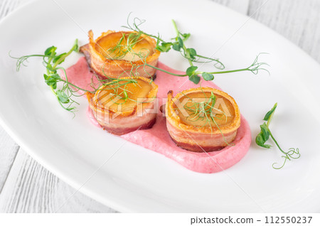 Bacon eryngii scallops 112550237