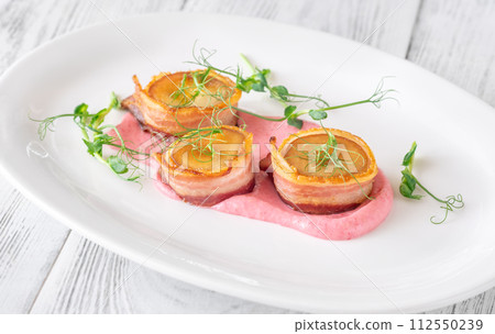 Bacon eryngii scallops 112550239