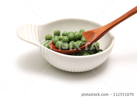 白色背景中白色陶瓷碗中的綠豌豆 112551070