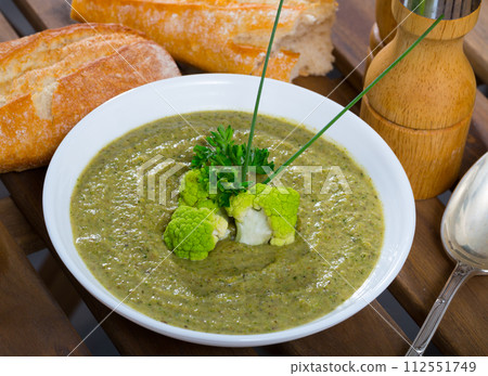 Healthy broccoli cream soup 112551749