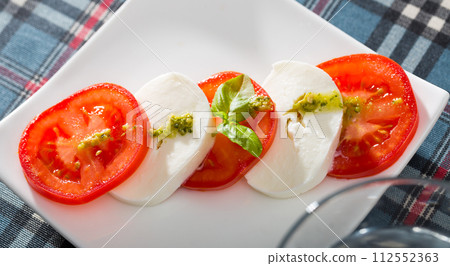 Light salad with young cheese 112552363