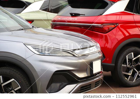 進口車圖片 比亞迪 ATTO3 經銷店裡排隊的汽車 112552961
