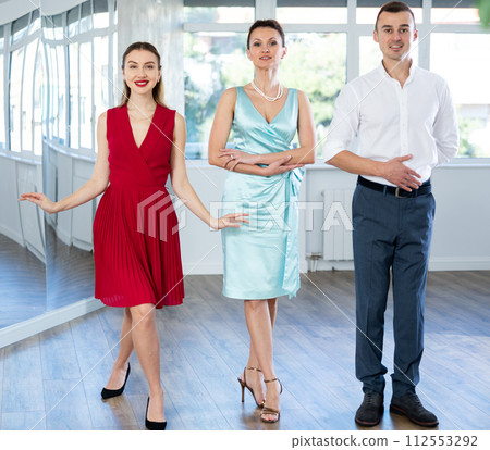 Dancer couple stand with female teacher in choreographic ballroom. 112553292