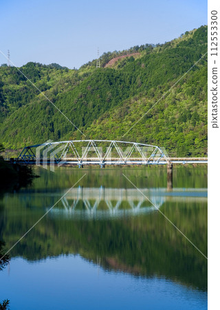Fresh green scenery along the Mase River in Gifu Prefecture [South of Nobi Odan Expressway Kanayama IC] 112553300