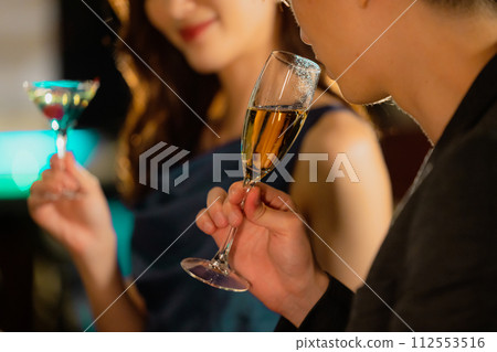 Couple drinking champagne 112553516