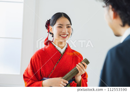 Red furisode and hakama Red furisode and hakama 112553590