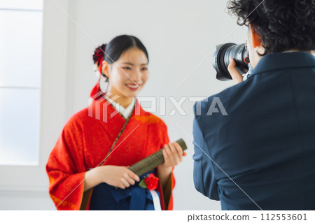 Red furisode and hakama 112553601