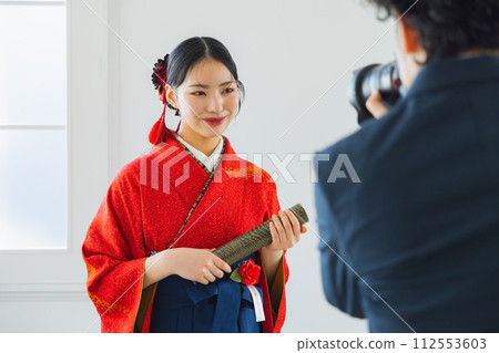 Red furisode and hakama 112553603