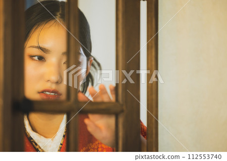 Red furisode and hakama 112553740