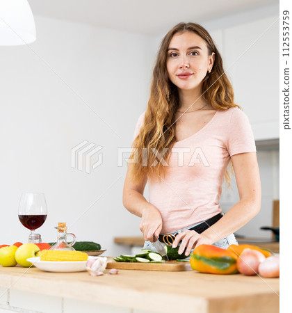 Confident young woman cooking lunch in the kitchen 112553759