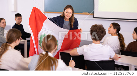 Female professor shows students flag of Peru 112553760