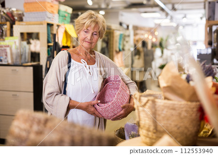 Active senior woman shopping at household store 112553940