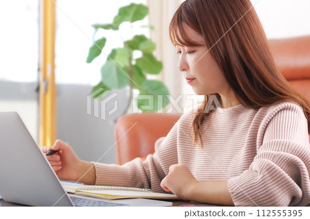 Woman working on a personal computer 112555395