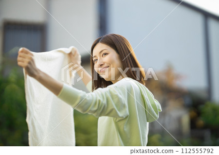 正在洗衣服的中年婦女 112555792