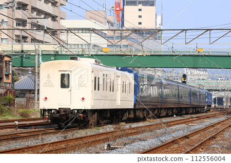 EF210 type + 2100 series + Mani 50 type ~ THE ROYAL EXPRESS ~ (Yosan Line: Kozai ~ Takamatsu) 112556004
