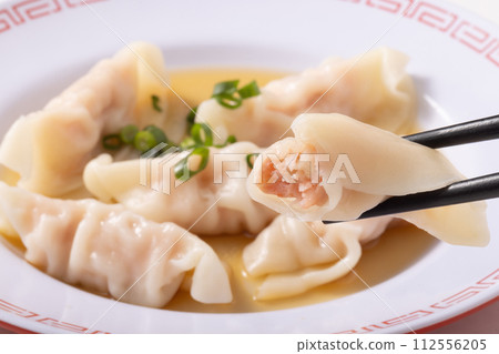 Sakura gyoza with shrimp and bamboo shoots 112556205