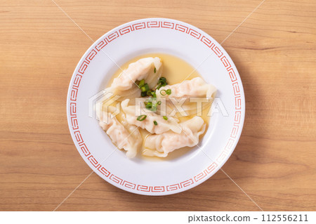 Sakura gyoza with shrimp and bamboo shoots 112556211