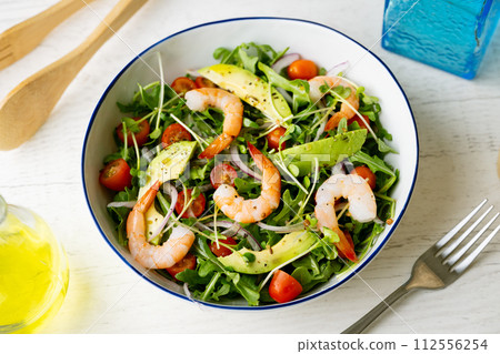 shrimp salad with tomato and avocado 112556254