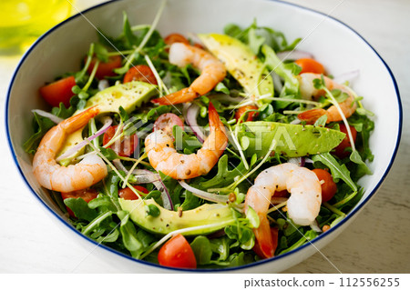shrimp salad with tomato and avocado 112556255