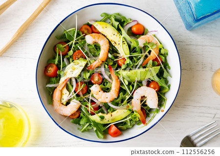 shrimp salad with tomato and avocado 112556256