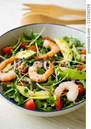 shrimp salad with tomato and avocado 112556259