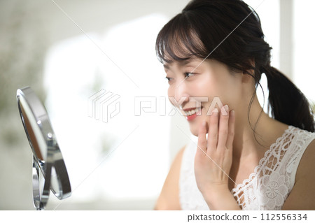 40多歲女性護膚美容形象 112556334