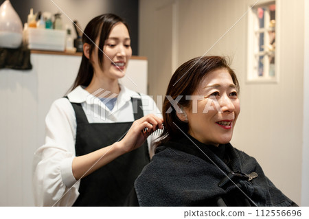 一位女士在美容院理髮 112556696