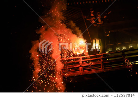 March 11, 2024 Torches leading the marching crowd entering the temple at Todaiji Nigatsu-do Hall ⑥ 112557014