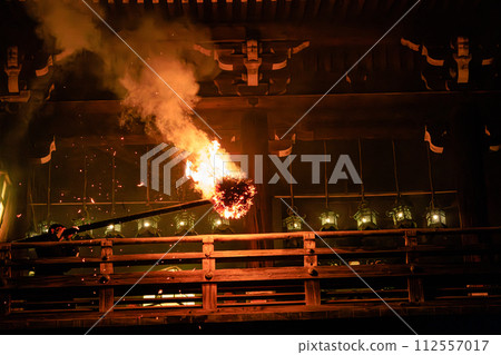 March 11, 2024 Torch to lead the rengyo group entering the temple at Todaiji Nigatsu-do Hall ⑨ 112557017