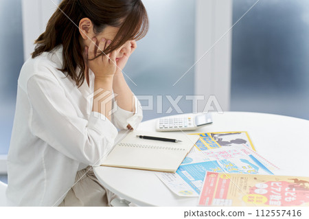一位婦女擔心孩子的功課 一位婦女擔心孩子的功課 112557416